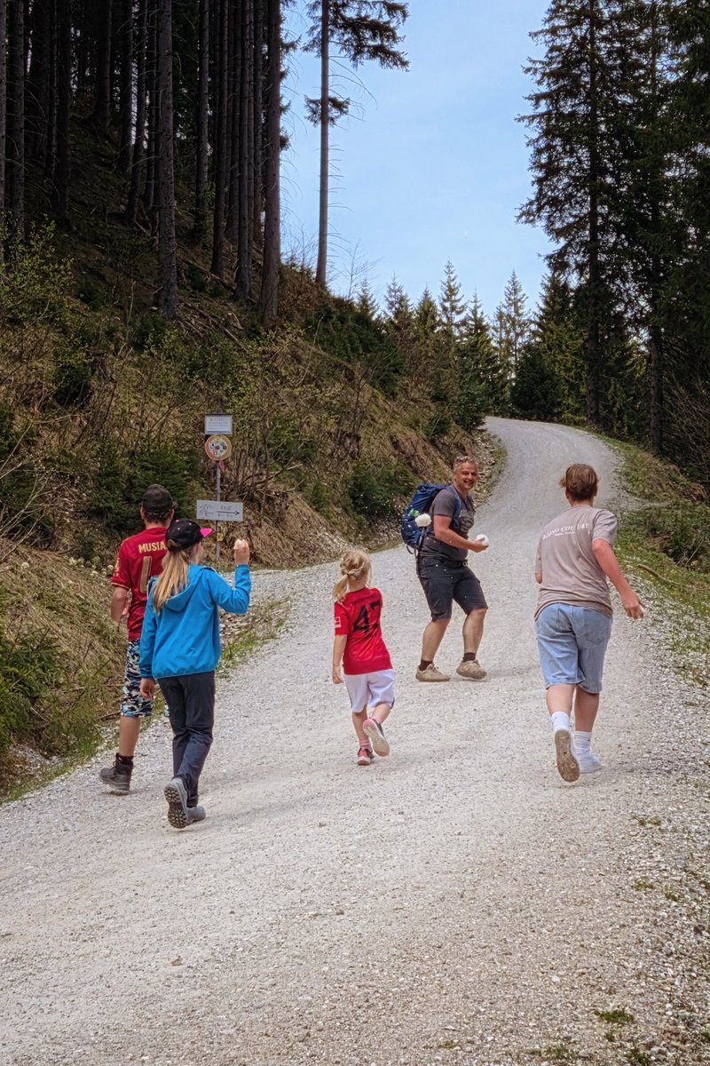 Wanderung Rohrkopfhütte in Schwangau mit Sandra Bischof und Mathias Starzer - Spaß im Schnee beim Abstieg